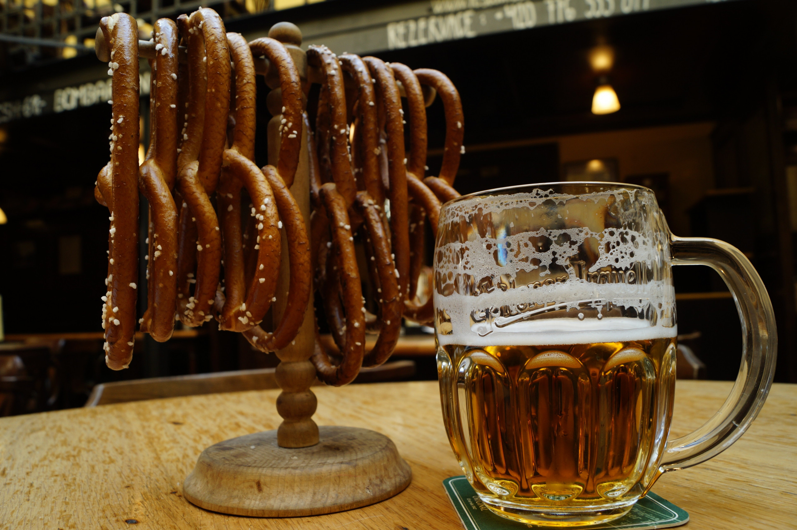 Бокал пива в баре в Чехии